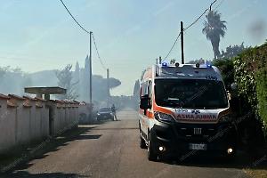 Fiamme tra le case, i cittadini si adoperano con tubi e secchi d'acqua
