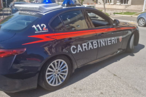 Tenta di derubare un’anziana e fugge, rintracciato e denunciato dai carabinieri un ventenne