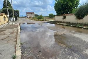 Perdita d’acqua da dieci giorni, strada allagata in via Catone