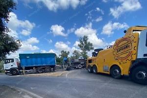 Rimorchio di un tir si ribalta alla rotatoria, traffico in tilt a Prato Cesarino