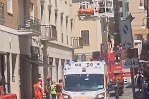 Accusa un malore in casa, intervengono i vigili del fuoco per calarlo dal balcone