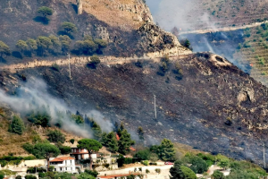 Provinciale ancora chiusa al traffico dopo il vasto rogo