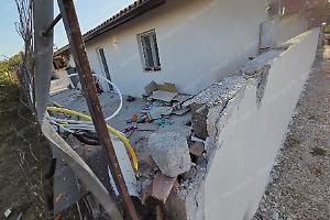 Nuovo attentato esplosivo nella notte, bomba danneggia la recinzione di una villetta