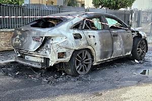Misterioso incendio all'alba, distrutto un suv in centro