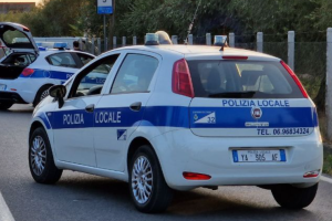 Ubriaco alla guida provoca un incidente: scattano la denuncia e la sospensione della patente