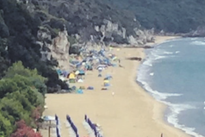 Un costone della Flacca gravemente intaccato da opere private