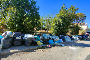 Cumuli di rifiuti in strada: i residenti lanciano l’allarme
