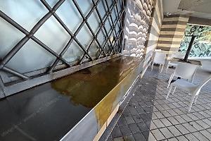 Bottiglia incendiaria sulla finestra del bar del centro commerciale, indagano i Carabinieri
