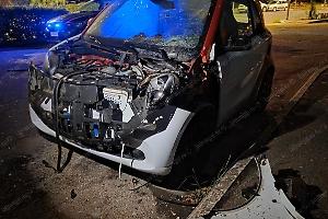 Auto devastata dalla bomba: un testimone li ha visti fuggire