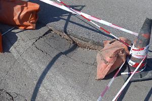 Cede la strada in via dei Giardini, interviene la Polizia Locale