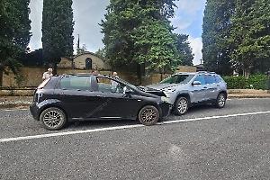 Evita un cinghiale ma invade l’altra corsia, scontro inevitabile tra auto