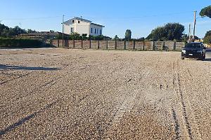 Lavori nel parcheggio davanti alla scuola, scoppia la polemica sui social