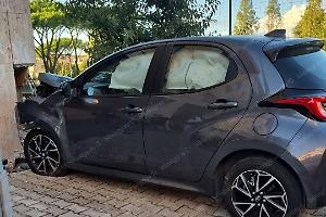 Anziano di 88 anni sbaglia manovra e finisce con l'auto contro una colonna