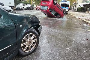 Auto si ribalta dopo lo scontro all'incrocio, ferita una donna