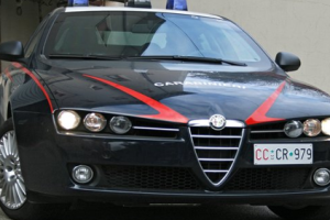 Con l'auto centra un palo della luce, era ubriaco