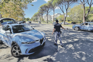 Guerra per lo spaccio, visita di Piantedosi per il caso bombe