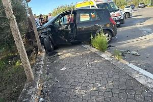 Incidente su via Guardapasso, si schianta contro la recinzione