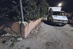 Ruba un autocarro, inseguito dal proprietario si schianta e fugge a piedi