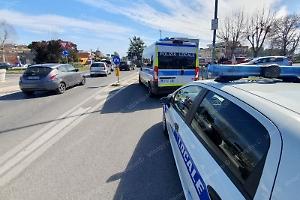 Investita mentre attraversa la strada a piedi, donna soccorsa in codice rosso