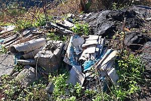 Discarica abusiva scoperta in via Antignana, tra i rifiuti anche l’eternit