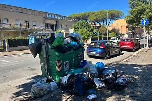 Latina, rifiuti accumulati in città: cassonetti trasformati in discariche