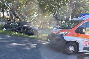 Perde il controllo dell'auto e finisce nel canale