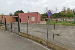 Scuola nel mirino dei vandali: “Tutti vedono, nessuno interviene”