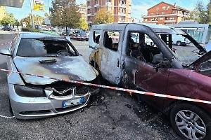 Ennesimo incendio nel quartiere Isonzo, a fuoco due mezzi