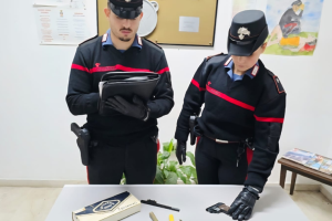 Pistola con matricola abrasa e cartucce nascoste in casa, arrestato un 44enne