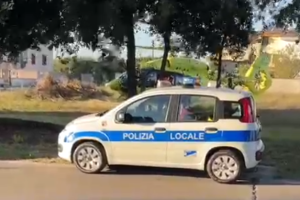 Grave incidente tra Aprilia e Nettuno: auto si schianta contro muro e albero