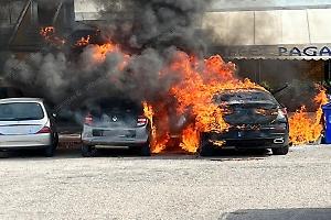 Violento incendio al centro Lestrella, un suv e due auto a fuoco