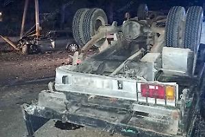 Violento tamponamento, l'autocarro si ribalta e l'auto abbatte un palo