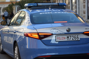 Minacciano i passanti per farsi consegnare denaro: foglio di via per due donne della Campania