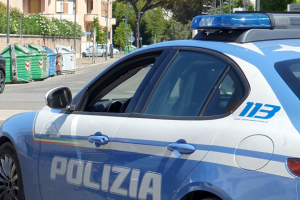 Ruba profumi in un supermercato, arrestato 24enne straniero