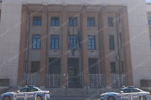 Sorpresa a rubare, poi le minacce: condanna a 4 anni