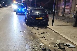 Sbanda con l’auto e si schianta contro la Bmw in sosta