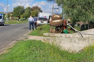 Trattore si ribalta in via Trasversale, un ferito