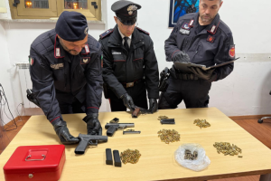 Pistole in casa, Petillo e il suocero Scava non rispondono al giudice
