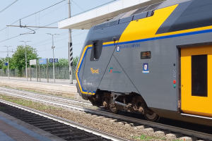 Palpeggia una donna sul treno, 85enne a processo