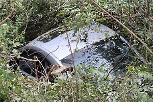 Sbanda con l'auto in curva e finisce fuori strada, ferito un giovane