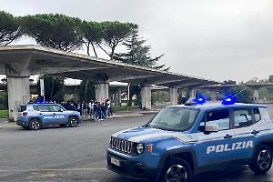 Rissa alle autolinee, poi l'aggressione con un tondino ai poliziotti