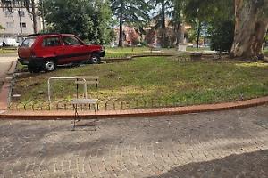 Scontro all'incrocio, una delle auto finisce nelle aiuole