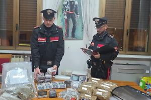 Fermato alla guida, in casa nascondeva 8 chili di droga: arrestato 33enne di Latina