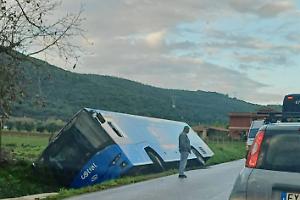 Priverno, bus Cotral nel fossato per evitare un'auto
