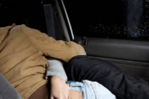 Scopre il marito 80enne a far sesso in auto con una ragazza: audio virale su Whatsapp