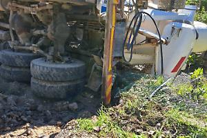 Paura in un cantiere di Maranola: mezzo meccanico finisce nel fossato