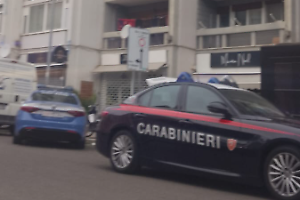 Spara ai piccioni con la scacciacani: scatta l'allarme in centro