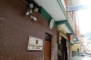 Minaccia la madre e la sorella con una pistola scacciacani, arrestato un 32enne