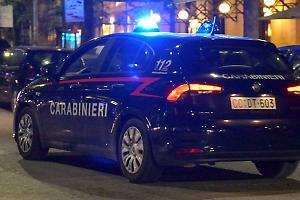 Incidente tra due auto, un conducente rifiuta l'alcol test e poi in tre ostacolano i controlli: quattro denunce