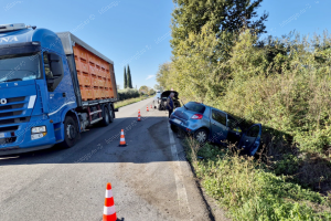 Ennesimo scontro all'incrocio in strada Podgora, in tre finiscono al Goretti